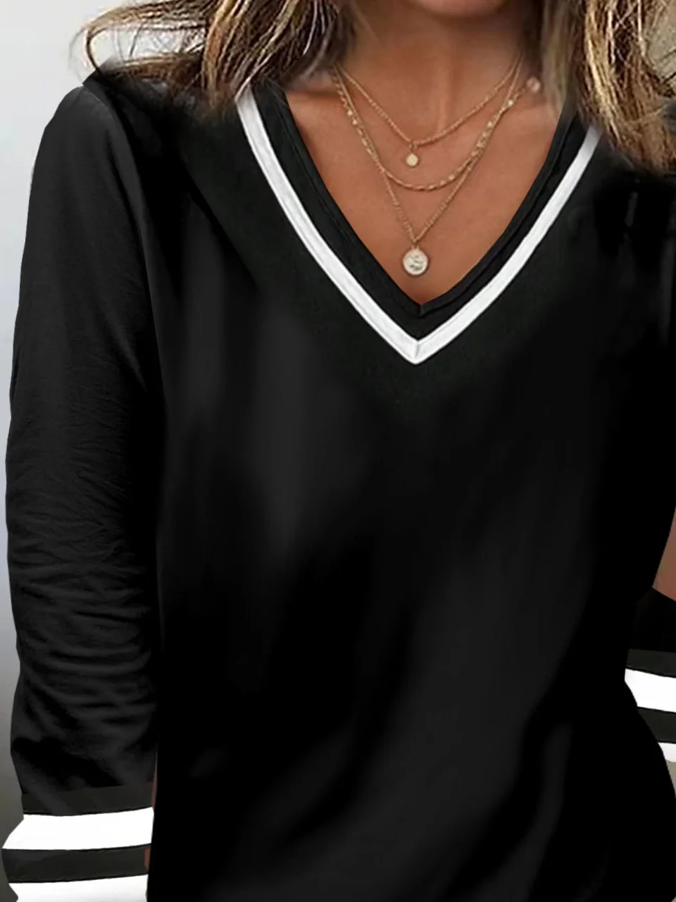 Black and white contrasting V-neck long sleeved casual T-shirt