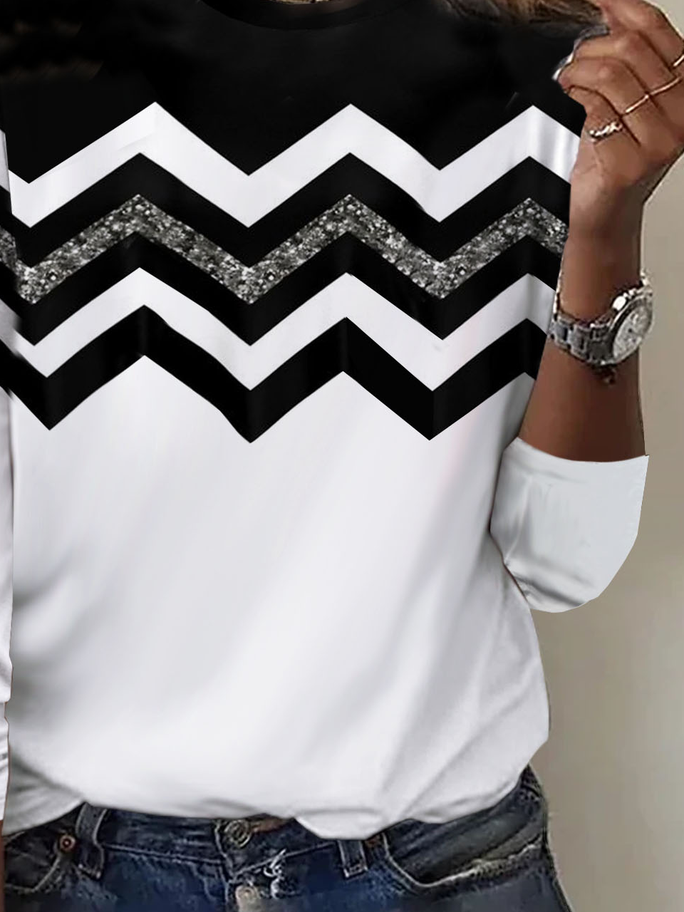 Black and white contrasting long sleeved casual T-shirt