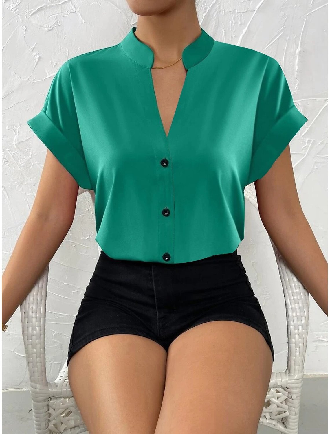 Women's V-neck button-down short-sleeved shirt