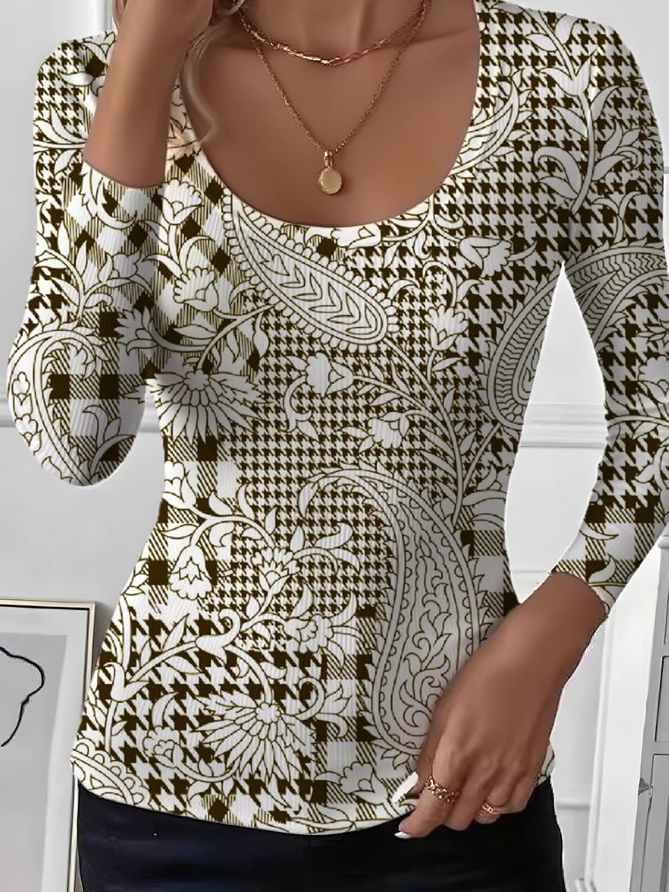 Simple Paisley Tight U-Neck T-Shirt