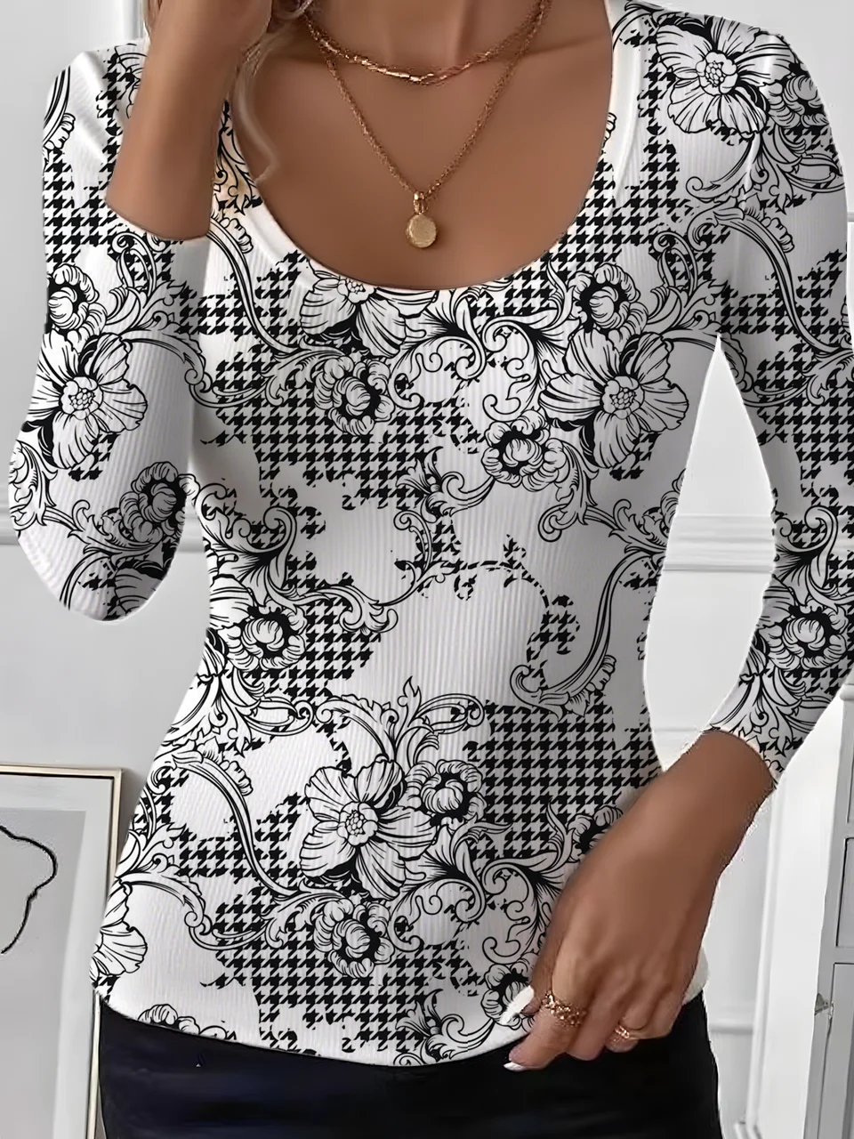 Simple Paisley Tight U-Neck T-Shirt